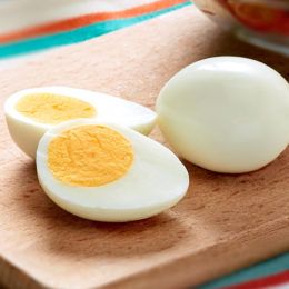 Geschältes hartgekochtes Ei: Hartgekochte Eier geschält von